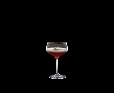 SPIEGELAU Perfect Serve Coupette Glass con bebida en un fondo negro