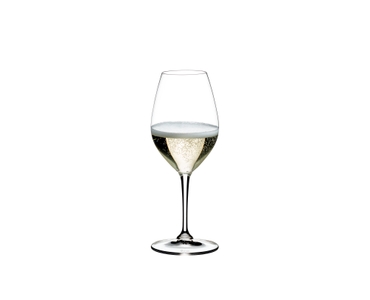 RIEDEL Vinum Restaurant Champagner Weinglas gefüllt mit einem Getränk auf weißem Hintergrund