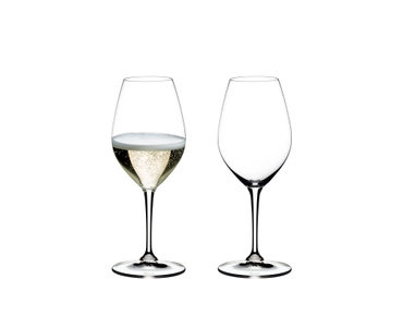 RIEDEL Vinum Champagner Weinglas gefüllt mit einem Getränk auf weißem Hintergrund
