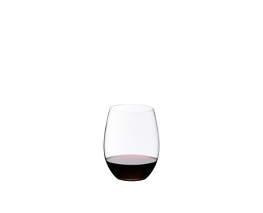 RIEDEL O Wine Tumbler Cabernet/Merlot rempli avec une boisson sur fond blanc