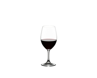 RIEDEL Ouverture Restaurant Rotwein gefüllt mit einem Getränk auf weißem Hintergrund