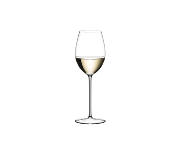 RIEDEL Sommeliers verre à vin de la Loire rempli avec une boisson sur fond blanc
