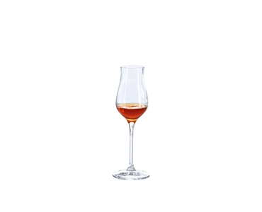 SPIEGELAU Vino Grande Digestiv gefüllt mit einem Getränk auf weißem Hintergrund