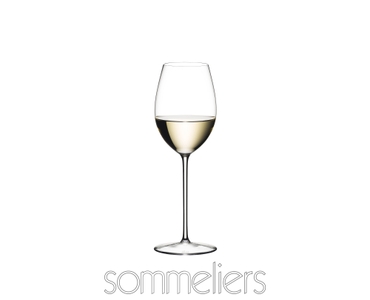 RIEDEL Sommeliers Loire gefüllt mit einem Getränk auf weißem Hintergrund