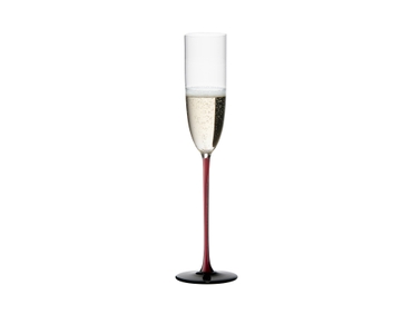 RIEDEL Black Series Collector's Edition Champagner Flöte gefüllt mit einem Getränk auf weißem Hintergrund