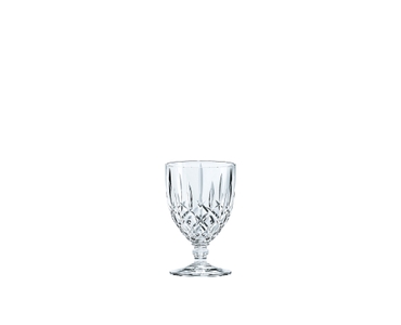 NACHTMANN Noblesse Goblet - small rempli avec une boisson sur fond blanc