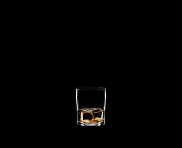 RIEDEL Manhattan Single Old Fashioned gefüllt mit einem Getränk auf schwarzem Hintergrund