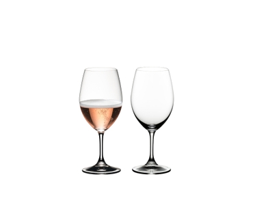 RIEDEL Drink Specific Glassware All Purpose Glass rempli avec une boisson sur fond blanc