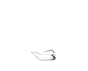 RIEDEL Duck Decanter riempito con una bevanda su sfondo bianco