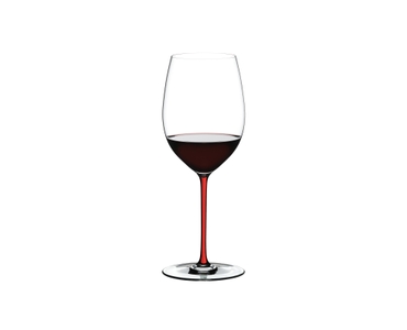 RIEDEL Fatto A Mano Cabernet/Merlot Rot gefüllt mit einem Getränk auf weißem Hintergrund