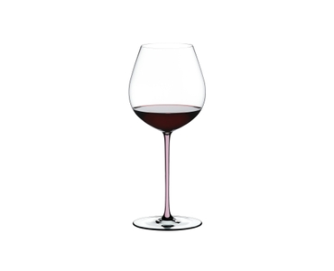 RIEDEL Fatto A Mano Pinot Noir - Pink gefüllt mit einem Getränk auf weißem Hintergrund