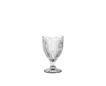 RIEDEL Tumbler Collection Fire Verre tout usage rempli avec une boisson sur fond blanc