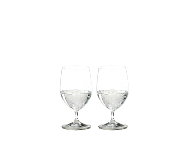 RIEDEL Vinum Wasser gefüllt mit einem Getränk auf weißem Hintergrund