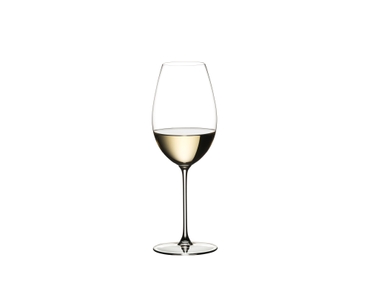 RIEDEL Veritas Sauvignon Blanc con bebida en un fondo blanco