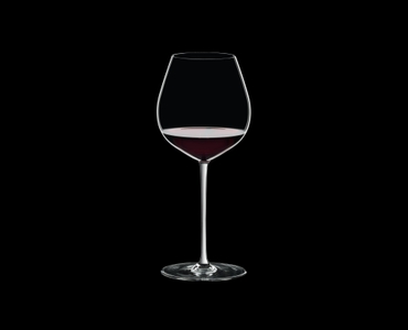 RIEDEL Fatto A Mano Alte Welt Pinot Noir Weiß R.Q. gefüllt mit einem Getränk auf schwarzem Hintergrund