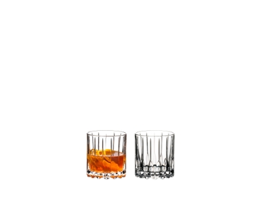 RIEDEL Drink Specific Glassware Neat Glas gefüllt mit einem Getränk auf weißem Hintergrund