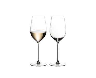 Two RIEDEL Veritas Riesling/Zinfandel glasses side by side on white background. The left one is filled with white wine, the one on the right side is empty.
