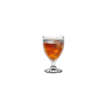 RIEDEL Tumbler Collection Fire All Purpose Glass riempito con una bevanda su sfondo bianco