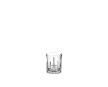 SPIEGELAU Perfect Serve Collection Set riempito con una bevanda su sfondo bianco
