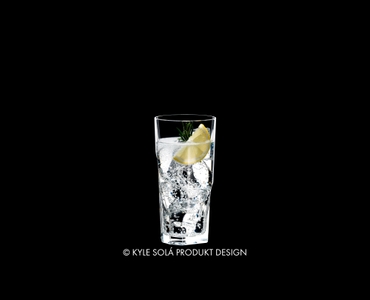 RIEDEL Tumbler Collection Louis Longdrink gefüllt mit einem Getränk auf schwarzem Hintergrund