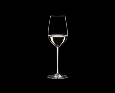 RIEDEL Fatto A Mano Riesling/Zinfandel Weiß gefüllt mit einem Getränk auf schwarzem Hintergrund