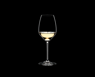 RIEDEL Extreme Restaurant Riesling/Sauvignon Blanc gefüllt mit einem Getränk auf schwarzem Hintergrund