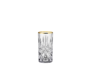 NACHTMANN Noblesse Gold Longdrink Glas gefüllt mit einem Getränk auf weißem Hintergrund