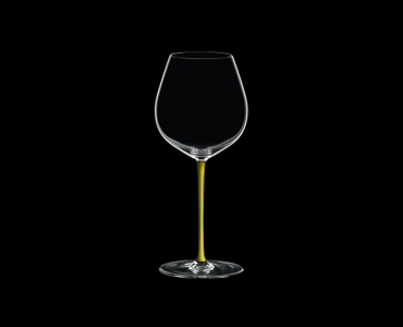 RIEDEL Fatto A Mano Pinot Noir Gelb auf schwarzem Hintergrund