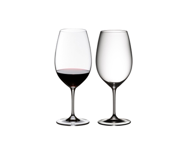 Two RIEDEL Vinum Syrah/Shiraz/Tempranillo glasses side by side. The glass on the left side is filled with red wine, the other one is empty.