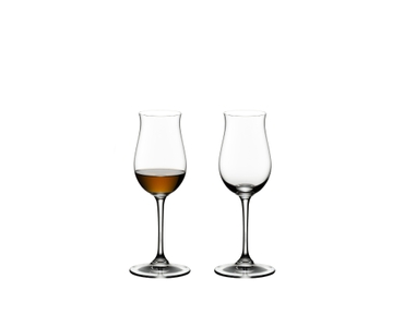 RIEDEL Vinum Cognac Hennessy gefüllt mit einem Getränk auf weißem Hintergrund