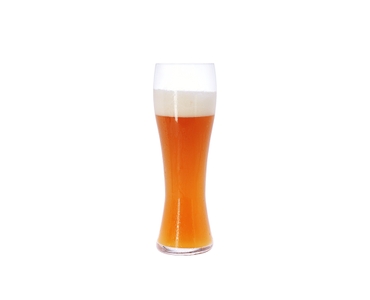 SPIEGELAU Beer Classics Weizenbier gefüllt mit einem Getränk auf weißem Hintergrund