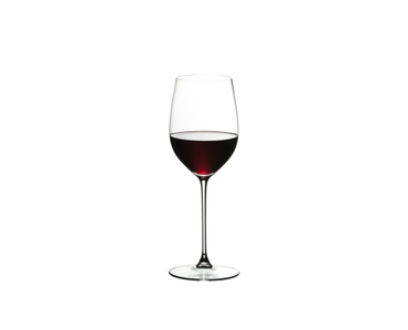 RIEDEL Veritas Viognier/Chardonnay gefüllt mit einem Getränk auf weißem Hintergrund
