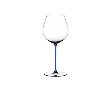RIEDEL Fatto A Mano Pinot Noir Blau auf weißem Hintergrund