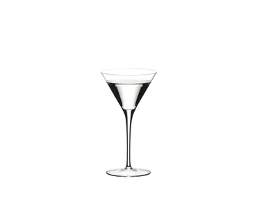 RIEDEL Sommeliers Martini riempito con una bevanda su sfondo bianco