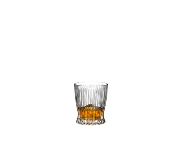 RIEDEL Tumbler Collection Fire Whisky Set - 2 Whisky Tumbler + Decanter con bebida en un fondo blanco