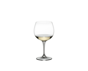 RIEDEL Restaurant Chardonnay (im Fass gereift) gefüllt mit einem Getränk auf weißem Hintergrund