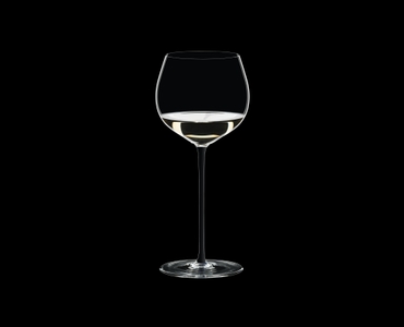RIEDEL Fatto A Mano Chardonnay (im Fass gereift) Schwarz gefüllt mit einem Getränk auf schwarzem Hintergrund
