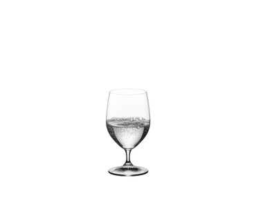 RIEDEL Restaurant Water con bebida en un fondo blanco