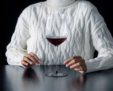 RIEDEL Fatto A Mano Black Tie Burgundy Grand Cru in use