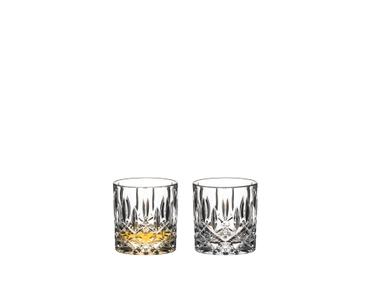 RIEDEL Tumbler Collection Spey Single Old Fashioned gefüllt mit einem Getränk auf weißem Hintergrund