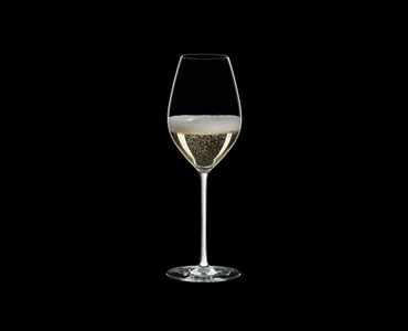 RIEDEL Fatto A Mano Champagner Weinglas Weiß R.Q. gefüllt mit einem Getränk auf schwarzem Hintergrund