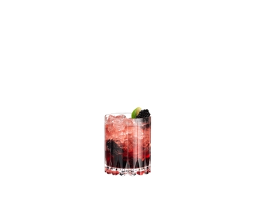 RIEDEL Drink Specific Glassware Double Rocks gefüllt mit einem Getränk auf weißem Hintergrund
