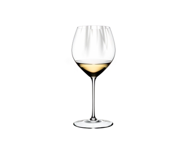 RIEDEL Performance Restaurant Chardonnay gefüllt mit einem Getränk auf weißem Hintergrund