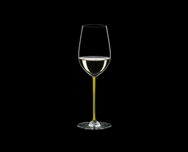 RIEDEL Fatto A Mano Riesling/Zinfandel Gelb R.Q. gefüllt mit einem Getränk auf schwarzem Hintergrund