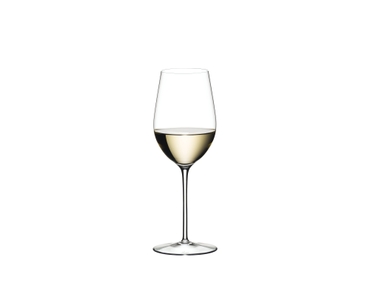 RIEDEL Sommeliers Riesling Grand Cru/Zinfandel gefüllt mit einem Getränk auf weißem Hintergrund