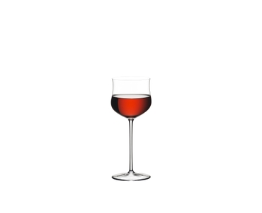 RIEDEL Sommeliers Rosé riempito con una bevanda su sfondo bianco