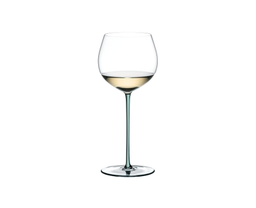 RIEDEL Fatto A Mano Bicchiere Chardonnay barrique menta riempito con una bevanda su sfondo bianco