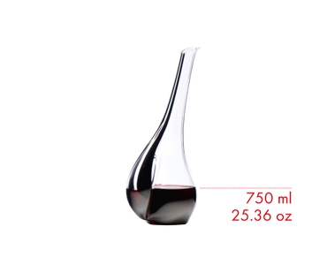 RIEDEL Black Tie Touch Decanter riempito con una bevanda su sfondo bianco