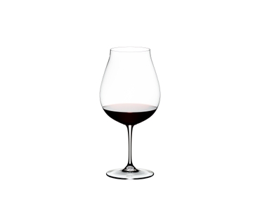 RIEDEL Vinum New World Pinot Noir con bebida en un fondo blanco