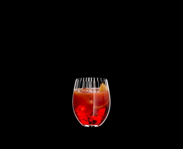 RIEDEL Tumbler Collection Optical O Longdrink gefüllt mit einem Getränk auf schwarzem Hintergrund